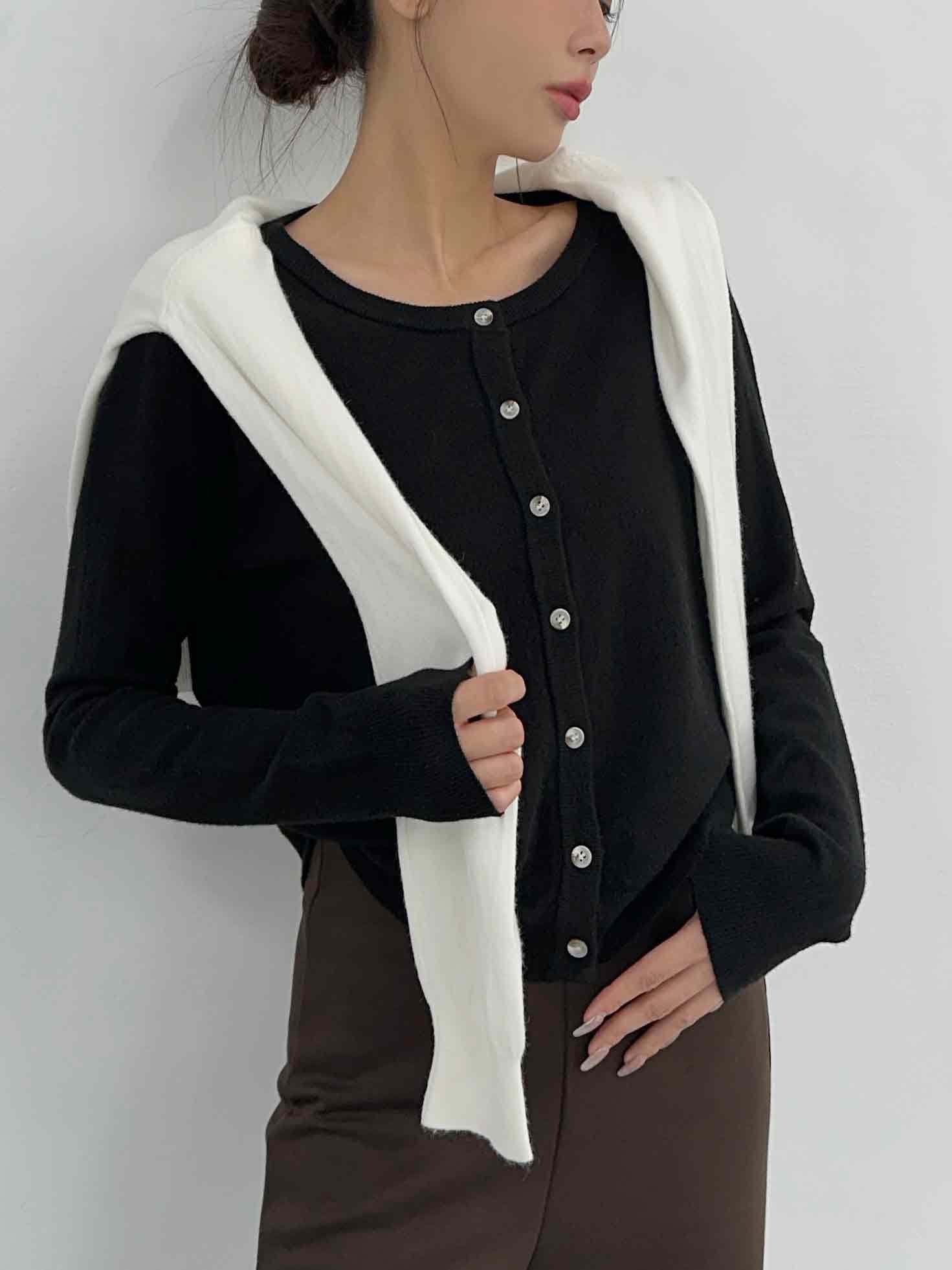 柔彈排釦針織衫