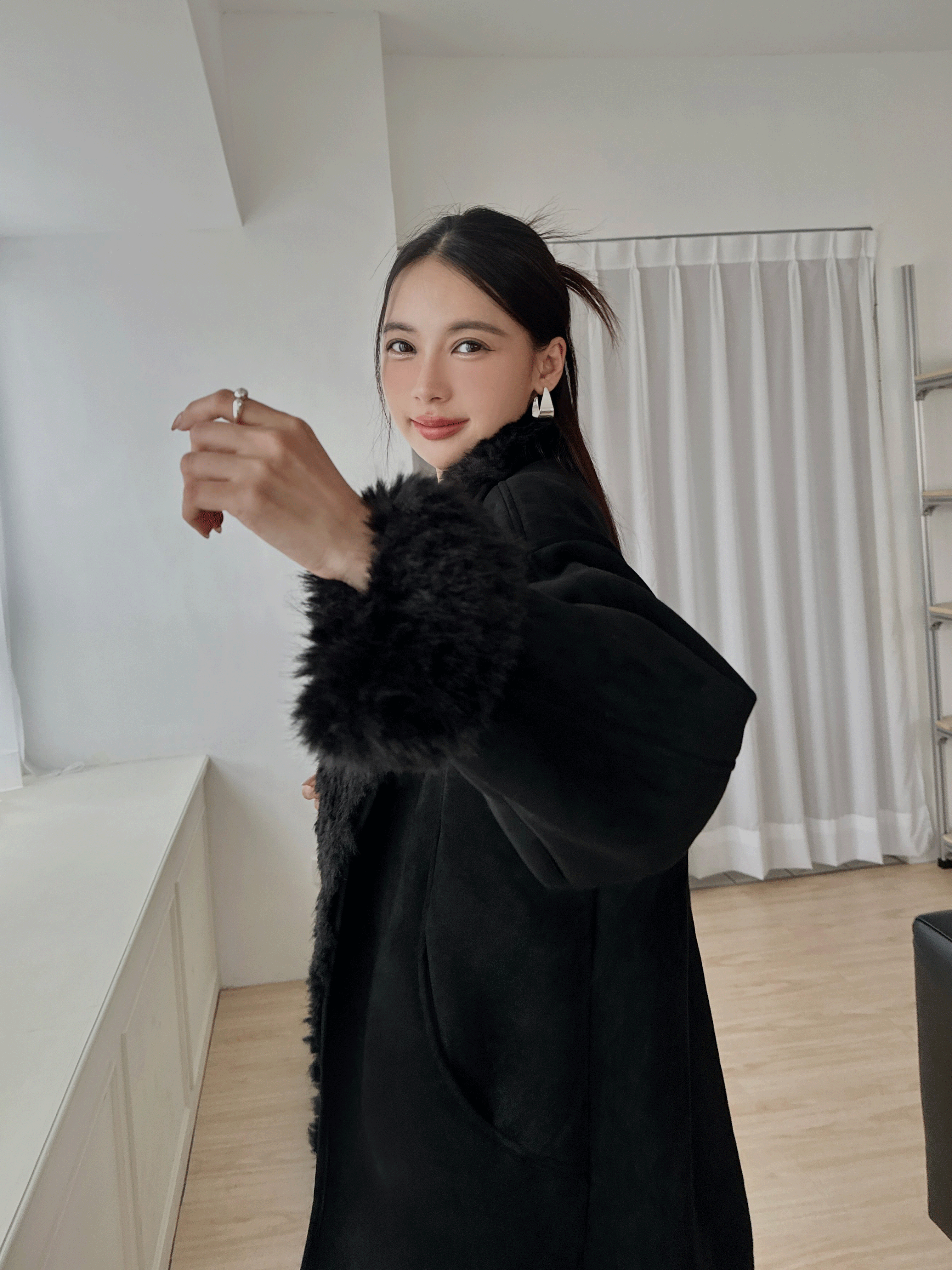 弧形剪裁毛毛外套